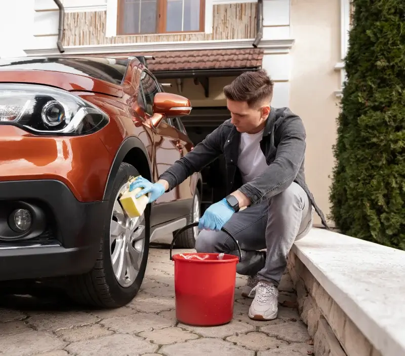 Lavage auto à domicile Chessy-les-Prés : professionnel intervenant sur un véhicule